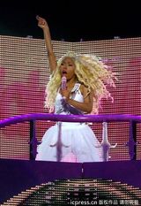 组图：麻辣鸡个唱粉丝强行上台 与保镖激烈扭打