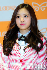 组图：韩团A pink粉色校服装亮相清新俏美