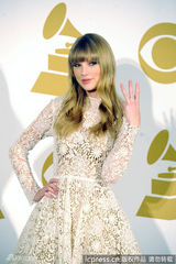 组图：泰勒亮相格莱美提名音乐会 镂空礼服晒钻戒