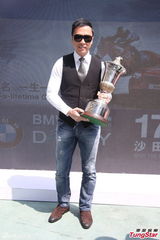 组图：甄子丹骑马潇洒 爱驹或取名“爱诗诗”