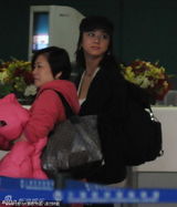 组图：汤唯紧身T恤小秀乳沟 与媒体打招呼玩亲民