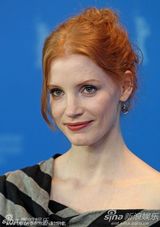 高清图：《大将军寇流岚》发布会 拉尔夫费因斯护花