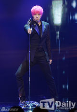 组图：AfterSchool大跳钢管舞 EXO变身狼少年