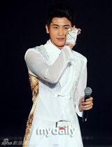 组图：韩团帝国之子出道4年首次举办演唱会