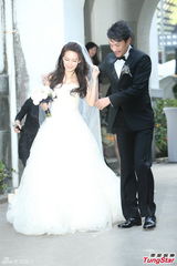 组图：张震大婚献吻娇妻 亲手为新娘提裙摆