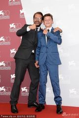 组图：《狼孩》发布 女主角裙装亮相显清纯