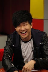 组图：林俊杰做客新浪聊天 吐舌卖萌酒窝俏皮