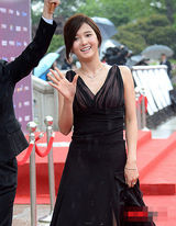 组图：南宝拉高开衩黑裙修长美腿毕露