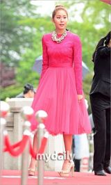 组图：UEE艳丽红裙现身百想红毯惹眼