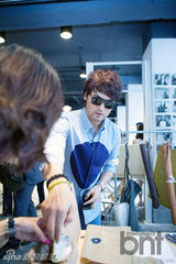 组图：尹施允李玹雨等众韩星为潮牌店站台