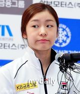 组图：金妍儿返韩引媒体蜂拥 亮相记者会卖萌