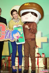 组图：S.H.E出席代言活动 圣诞节互交换礼物