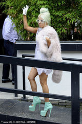 组图：Lady Gaga伦敦现身 顶绿色道姑头蕾丝配皮草