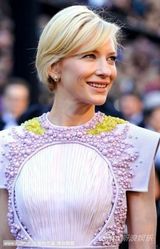 组图：凯特-布兰切特优雅走红毯 淡雅长裙气质迷人