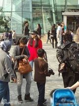 组图：张柏芝带两儿子温馨散步 小Q越大越英俊