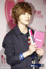 组图：韩国组合SHINee助阵化妆品牌新品发布