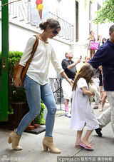 组图：凯蒂带女儿散心 苏瑞民族风装扮怒对镜头