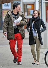 组图：艾玛-沃特森和神秘新男友约会喜笑颜开