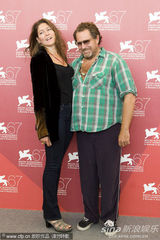 高清组图：《米拉尔》亮相 导演朱利安携妻子亮相