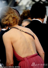 组图：妮可戛纳走秀风情露背 真空激凸艳光四射