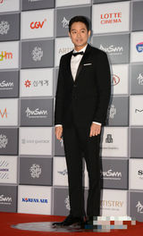 组图：釜山电影节开幕 千正明西装笔挺亮相红毯