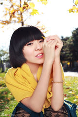 组图：周子琰《立秋》写真 黄叶温暖文艺十足