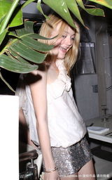 幻灯图：“暮光少女”范宁16岁生日宴 笑容灿烂