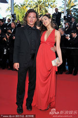 组图：C罗超模女友戛纳走秀展玉腿深沟