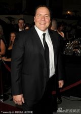 组图：安妮斯顿助阵导演工会奖 黑裙携男友秀恩爱