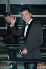 组图：汪圆圆婚礼甜蜜长吻 吴君如李嘉欣等到场