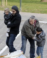 高清组图：皮特朱莉一家人乘坐快艇回威尼斯