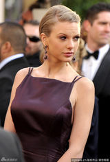 组图：泰勒斯威夫特鱼尾裙露背装亮相 盘发优雅