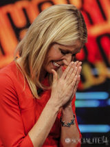 组图：格温妮丝上节目展示厨艺 表情夸张频笑场