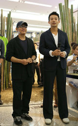 组图:李连杰汪小菲现身商场助力阿拉善慈善义卖