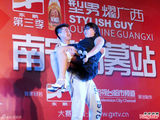 组图：广西型男大赛选手举起200斤女主持晋级