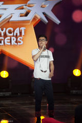 组图：小沈阳跨界做歌手 曝家里贴满杨钰莹海报