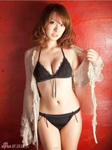 组图：日本杂志女星山本梓湿身内衣写真曝光