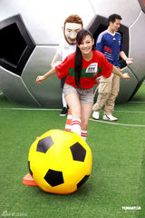 幻灯图：江若琳变身足球宝贝 否认与陈键锋交往