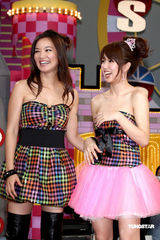 幻灯图：瑶瑶《我猜》秀性感 遭阿雅“咸猪手”