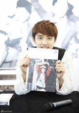 高清图：韩团EXO釜山办签名会 白衣帽清爽邻家