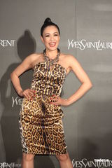 组图：钟丽缇台湾走秀 性感豹纹洋装搭配红唇