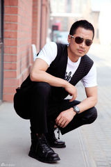 组图：何晟铭街拍连身裤搭T恤