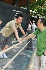 组图：《走出国门》转战柬埔寨 潘粤明险遇毒蛇侵扰