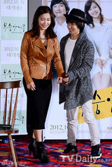 组图：具惠善执导新片《桃树》举办showcase