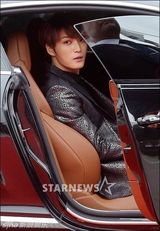 组图：金在中红毯脱衣吐舌逗粉丝 获奖感谢自己