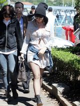 组图：凯蒂-佩里悉尼度假 花衬衣牛仔美腿尽显