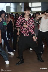 组图：罗志祥练就完美六块肌 与师奶共舞暖身个唱