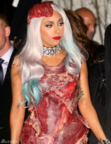 高清组图：Lady Gaga后台庆功雷人肉片装登场