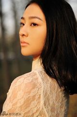 组图：小斯琴高娃拍户外写真 氧气美女冬日爱暖阳