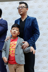 组图：郭涛携子开店捞金 石头叫兽头萌翻全场